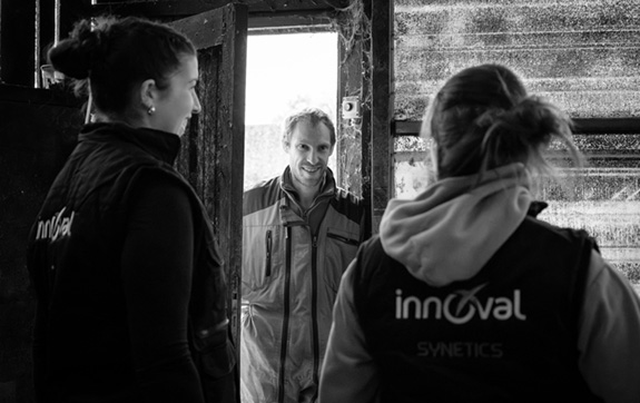 Eleveur et techniciennes Innoval