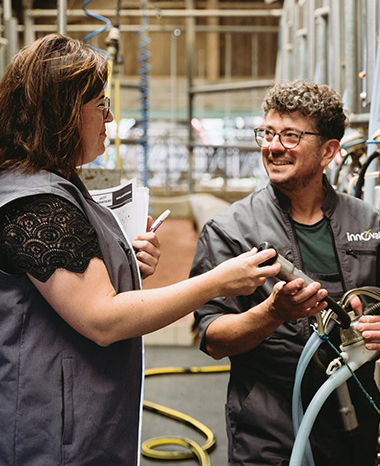 Technicien et éleveur dans la salle de traite