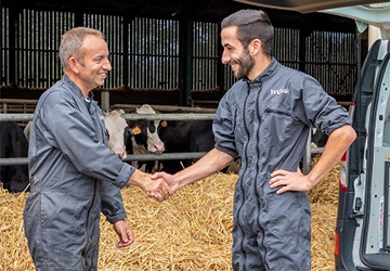 Éleveur et technicien d'insémination se serrant la main